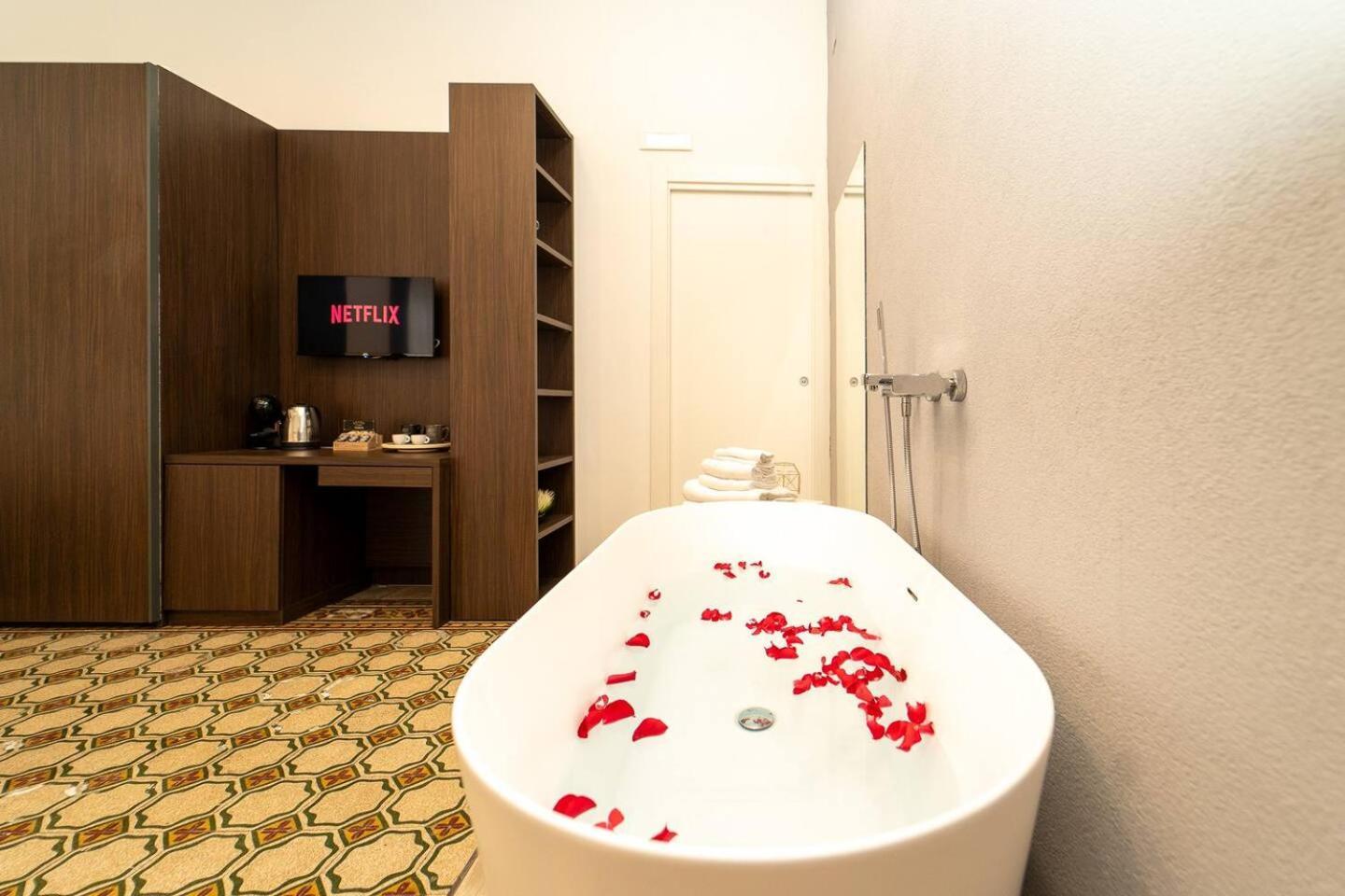 La Piazza Suite Неаполь Экстерьер фото