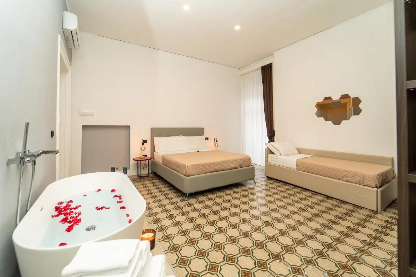 La Piazza Suite Неаполь Экстерьер фото