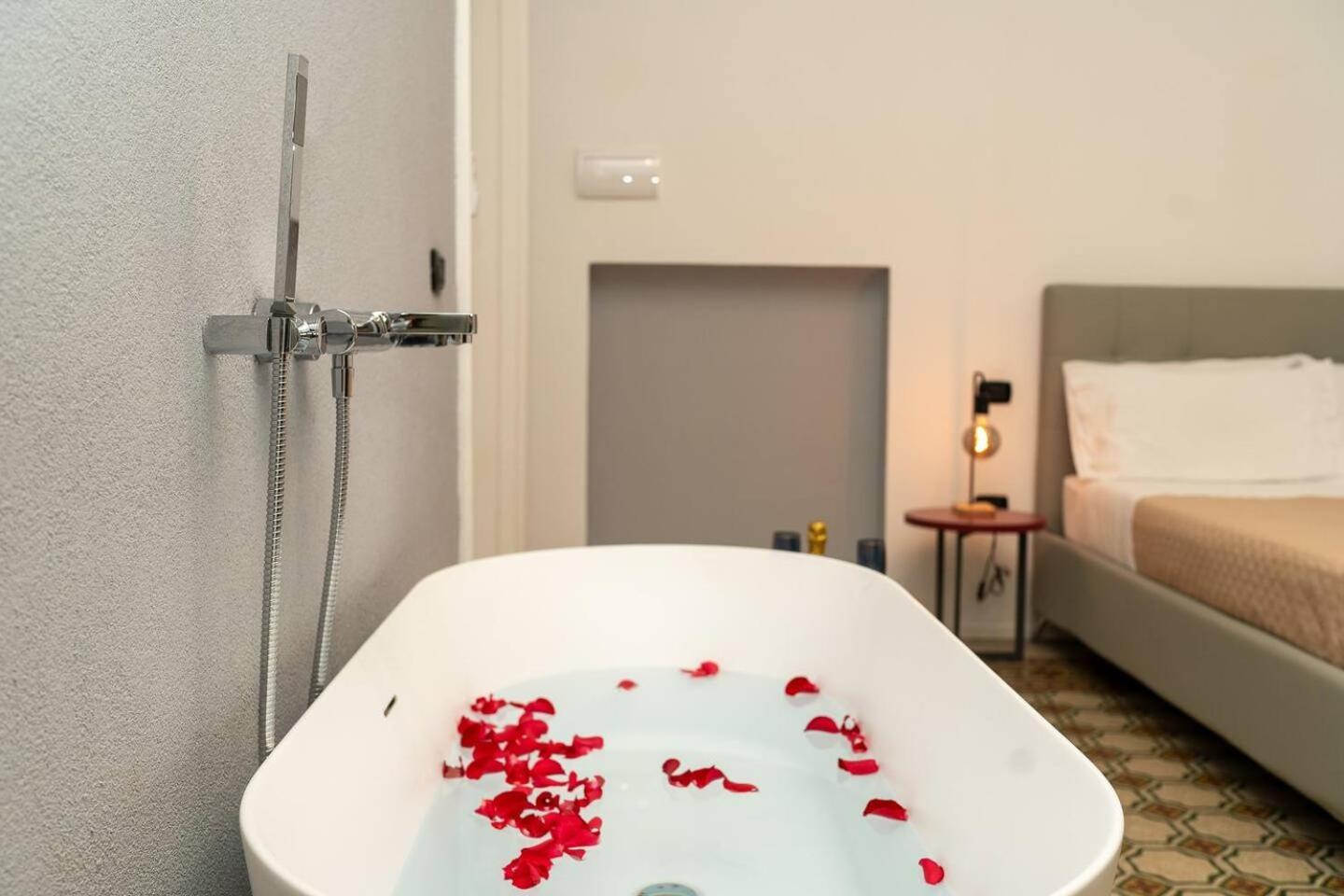 La Piazza Suite Неаполь Экстерьер фото