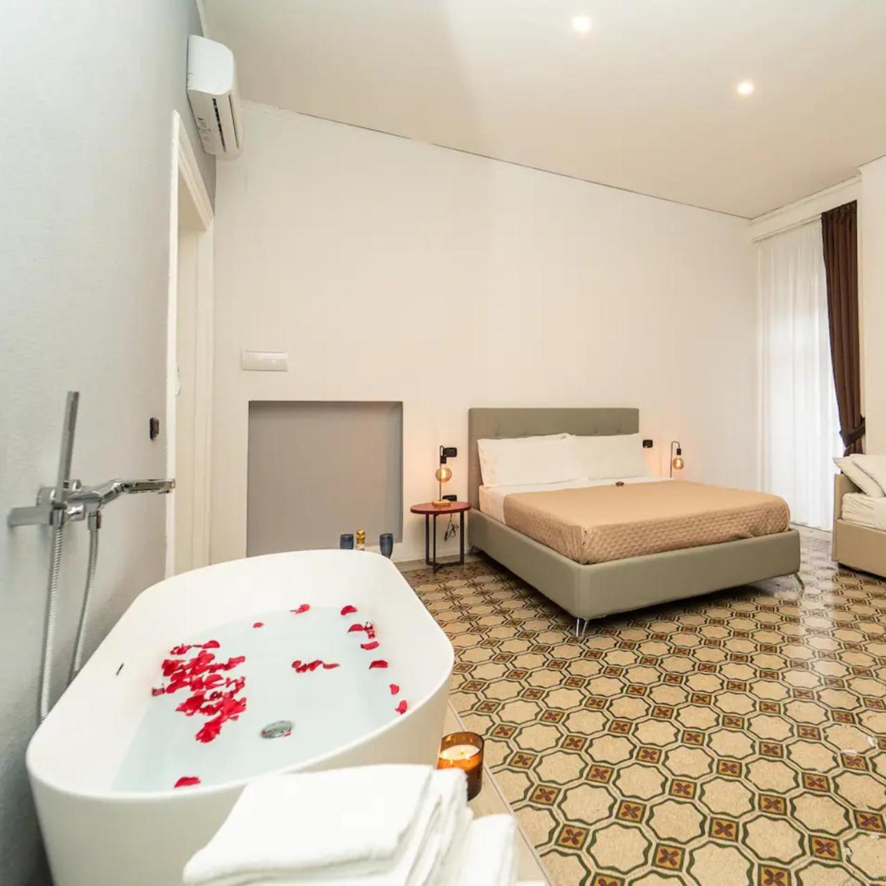La Piazza Suite Неаполь Экстерьер фото